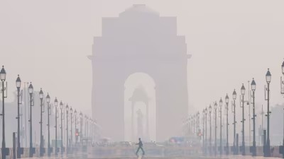 A dense layer of smog engulfs India Gate two days after Diwali, as Delhi’s air quality plunges to ‘very poor’ levels with several areas crossing into the ‘severe’ zone. (PC: Goemkarponn)