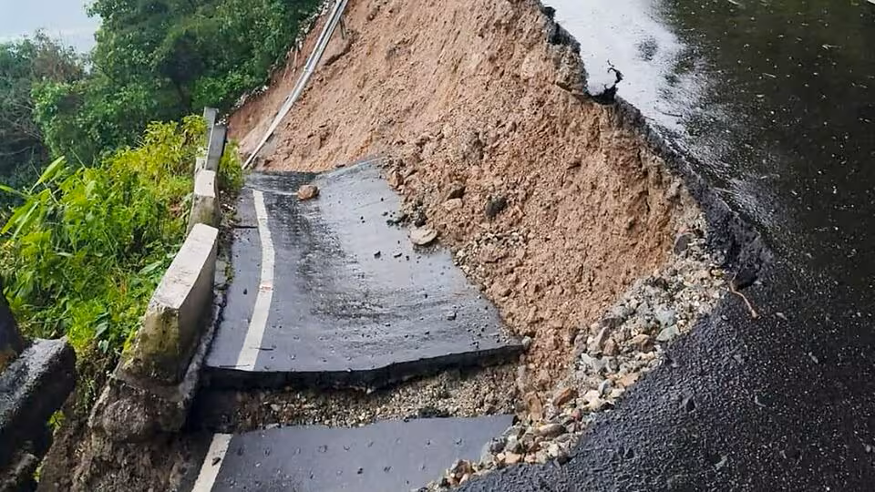 Rescue teams navigate through mud and debris in Darjeeling after relentless rains triggered landslides. Bhutan’s Tala Dam overflow has added to flood fears across North Bengal. (PC: mint)