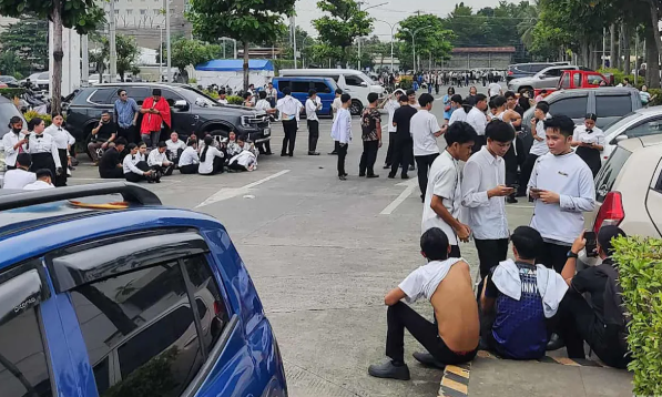 Residents evacuate to higher ground in Davao City after a 7.5-magnitude earthquake struck Mindanao on Friday. Authorities later lifted the tsunami warning after no major waves were reported.