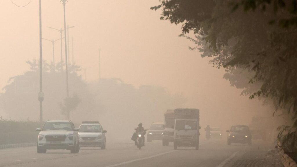 Vehicles move on a road shrouded in smog in New Delhi, on November 11, 2025. (PC: Reuters)