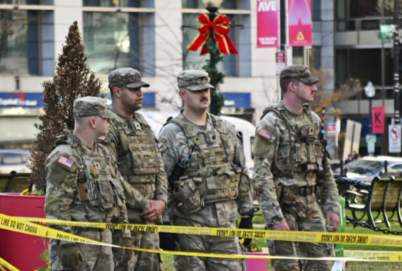 US National Guard personnel stand behind police tape near the White House following a shooting incident involving an Afghan national, which prompted Washington to suspend all immigration requests from Afghan citizens. (PC: NewsWeek)