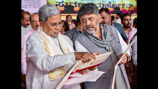 Siddaramaiah and D.K. Shivakumar share a conciliatory breakfast in Bengaluru amid ongoing leadership transition talks. (PC: CMO)