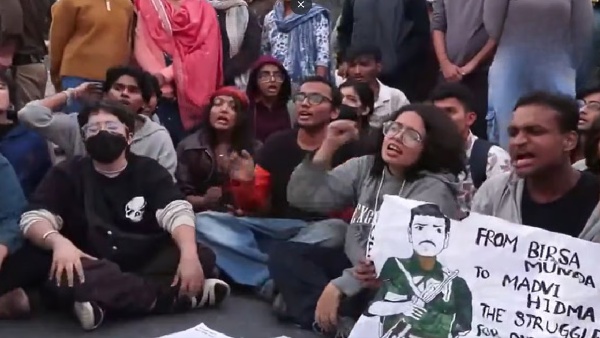 Protesters at Delhi’s India Gate raise slogans and display posters referencing slain Maoist leader Madvi Hidma during a demonstration against the city’s worsening air pollution, moments before the gathering turned violent. (Image: Social media)