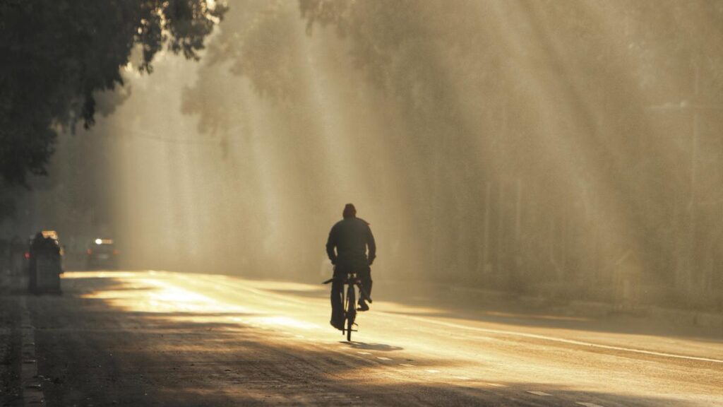 A cyclist makes his way as a layer of smog covers the city during a cold winter morning, in New Delhi. (PC: PTI)