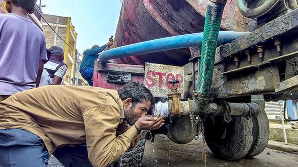 Residents collect drinking water from municipal tankers in Bhagirathpura, Indore, after sewage contamination in pipelines triggered a diarrhoea outbreak. (Photo Credits: PTI)